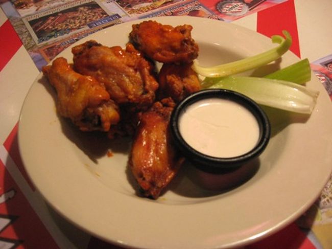 18:30　最後の晩餐はＴＧＩフライデーズで。<br />シュリンプのなんたらとニューヨークステーキを注文。<br /><br />毎回食べるのに夢中で写真を撮り忘れるぜ。食いしん坊バンザイ。<br />←かろうじて取ったバッファローウイング。(ＪＣＢカードで無料)<br /><br /><br />20:00　ホテルへ戻りお風呂タイム。<br />その後、夫と息子は夜のお散歩へ。(バスに乗ったらしい)<br />ワタシはパッキング。今回はお土産が少ないので楽勝。