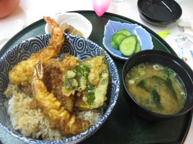 11:30　チェックアウト。<br />ザ･プラザ内のてんてこ舞でランチ。<br />夫は醤油ラーメン(＄7)、ワタシは天丼セット(＄9)を。<br />この天丼がサプライズ。<br />大葉かと思ったら、謎の葉っぱだし！<br />バナナの天ぷらが入ってるし！<br />先生！バナナはごはんに合いません！