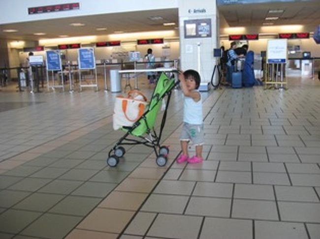 14:00　お迎えのバスに乗って空港へ。混載バスなのでちょっと遠回り。<br />今回の旅で唯一、おお！ツアーっぽい！と思った瞬間。<br /><br />←Ｋマートで＄20のバギー。<br />乗るよりこうやって押してることのほうが多かったっす。(泣)<br /><br />スーツケースは33kgあったけど、見逃してもらえました！(ほんとは23kgまで)<br />飛行機は時刻どおり出発。さらばグアム〜。<br /><br />昼食後にお昼寝しちゃったので寝てくれるか心配したけど、まんまと夢の中へ旅立ってくれました。<br />父と母も道連れに。<br />目が覚めたら小雨降るうすら寒いニッポンでした。<br /><br />　　　　〜おしまい〜