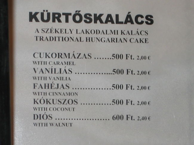 後に判明しましたが、ハンガリーの伝統的な焼き菓子のようです。<br /><br />私も試してみたかったのですが、あの巨大な1個単位で売られていたので、、、泣く泣く断念。