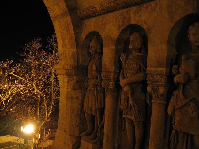 ライトに照らされていると、今にも動き出しそうな石像たち。