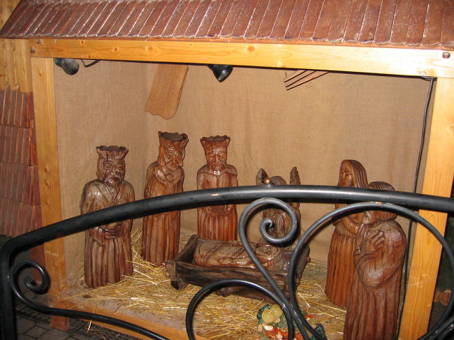 素朴な木彫りの、キリスト生誕場面人形。<br />X'masマーケットにはお馴染みの方たち、です。