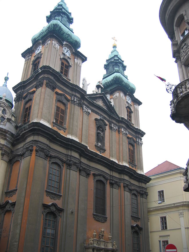 セーチェニはナンボ浸かっていても飽きないのですが、そうもいかず(泣)<br /><br />名残惜しみつつ、宿に戻り用事を済ませた後は、私の東欧旅行指南本「チャルカの東欧買い付け日記」に載っている、オススメのレストランを探してみました。