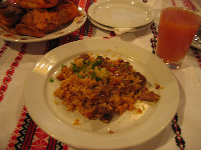 お店のおばちゃんが少し怖かったけど、頑張って注文したランチメニューは、なかなかのお味でした。<br /><br />写真はおそらく、パプリカビーフピラフ(と命名)。<br />左上のパプリカ入りスコーンは、フリーサービス(多分)。<br />こちらはちょっと油濃かったです。