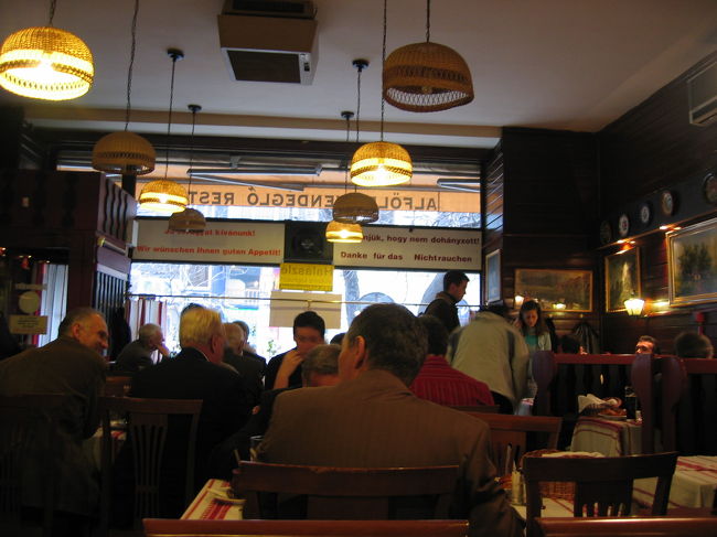 店内は観光客らしきお客は、ほぼ皆無。<br />正しく地元ならでは、のお店でした。