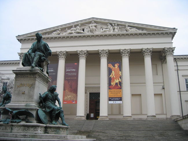 この辺り(Kalvin ter駅周辺)は、ちょっとしたビジネス街であったり、地元の人々が行きかうエリアで楽しかった。<br /><br />暫く歩いていると、綺麗な建物が目に飛び込んできました。<br /><br />ハンガリー最大の博物館、国立博物館です。<br />どうやらシシィ(オーストリア皇后)が殺害された時に来ていた、喪服が所蔵されている模様・・・
