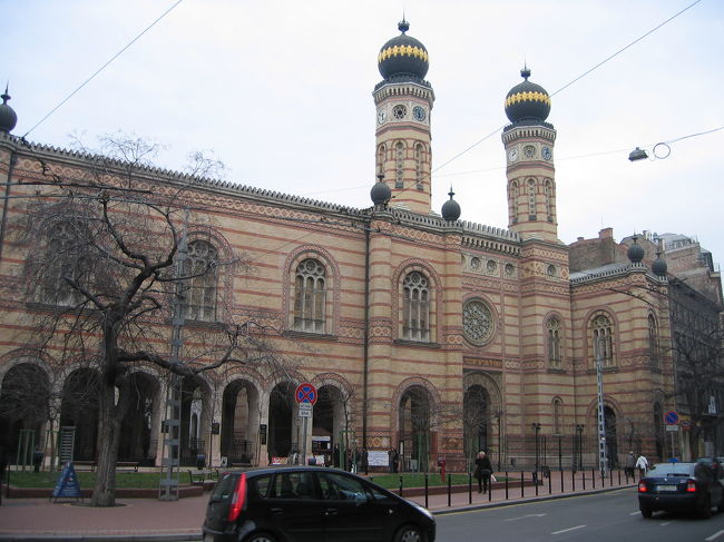 前回時間切れで見学できなかったので、ヨーロッパ最大級のシナゴーグ(ユダヤ教会)を見学しようとやってきました。<br /><br />相変わらず大きい〜です。