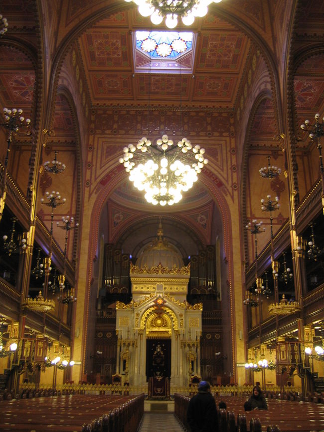 ちょっと緊張しつつ、教会内を見学。<br /><br />ユダヤ教と言えば、キリスト教の前身といったイメージがあったけど、その内部の雰囲気はキリスト教会とは全然違い、かなりビックリです。