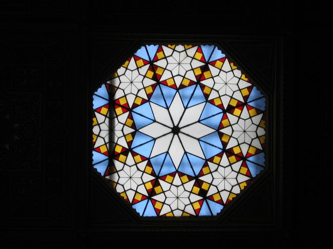 教会内には、至る所に六芒星が。<br /><br />こちらのステンドグラスも、六芒星がモチーフになっている気がする。