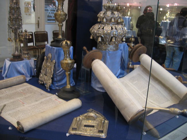 同じ敷地内にある、展示館も見学。<br /><br />ここでもまた、ユダヤ教独特の形状をした宝物の数々にビックリ。
