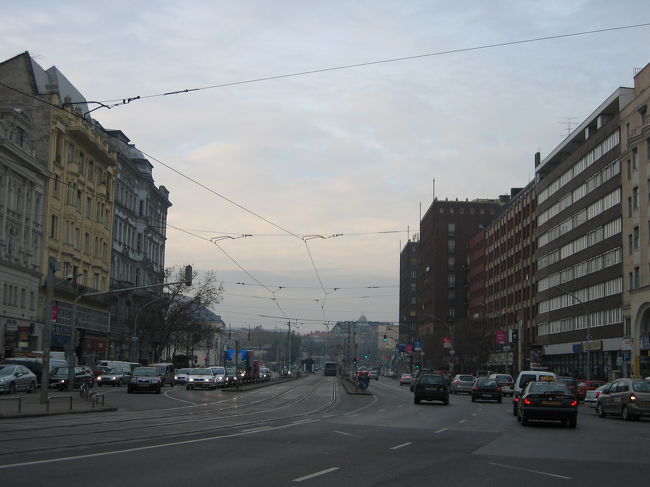 さぁ、今日こそ念願の国会議事堂を見学するぞ！っとシナゴーグを後にしました。