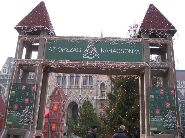 守衛さんに入口を聞き、国会議事堂前に人だかりが出来ている場所の中、お姉さんがなにやら張り紙を貼っている、、、<br /><br />「There aren't ticket today」<br /><br />なんと！！一足遅く、見学ツアーのチケットが終了してしまいました！！！<br />ガーーーーン！！！<br /><br />今回こそ、豪華絢爛な議事堂内を見たかったのに・・・<br /><br />まぁ、いいや。またブダペストリベンジの理由が出来たし。