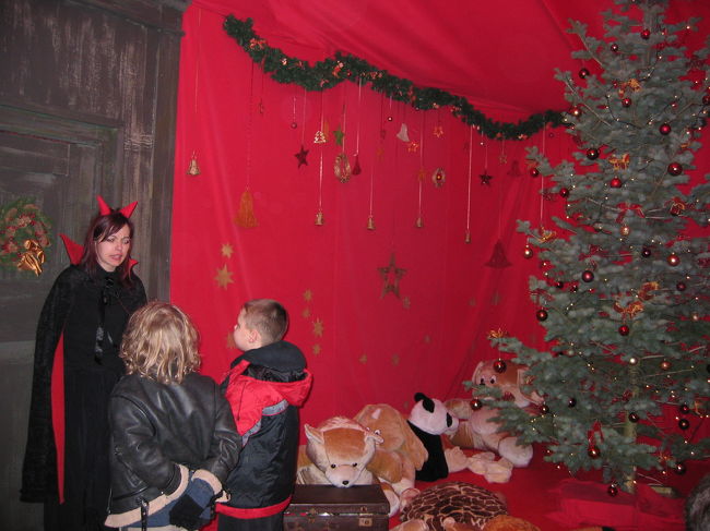 傷心の中、議事堂前に造られていた「サンタクロースハウス」に入ってみました。<br /><br />地元の子供達に混ざって、サンタクロース部屋への入室待ち。<br /><br />部屋番の、デビルのお姉さんがカワイイ。