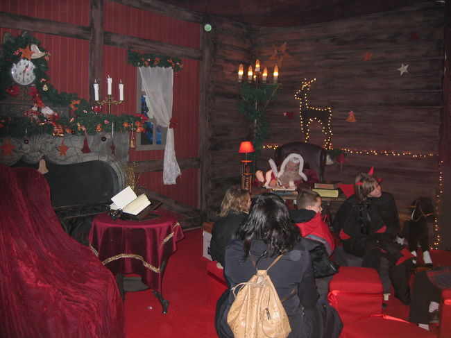 いい大人なので、サンタクロース部屋への入室は遠慮したのに、デビルお姉さん激しく促され、結局入っちゃった(笑)<br /><br />サンタさんのお話を聞いた後、サンタさんと一緒に記念写真。<br /><br />いや、私はさすがに一緒には撮ってません(笑)