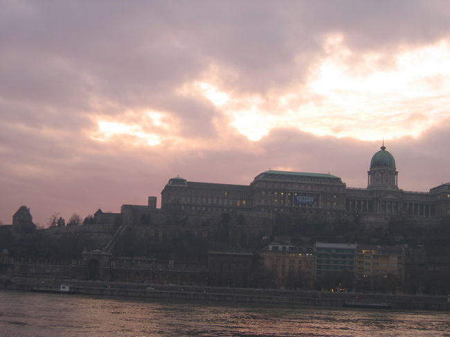 前回の訪問時よりも、雲が厚くて真っ赤とはいきませんでしたが。<br /><br />時折雲の間から見せる、赤く染まった空を見逃さないよう目と写真に収めます。