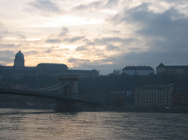 国会議事堂の豪華絢爛な内装は見逃したけど。<br /><br />再びブダペストの素晴らしい、夕暮れの瞬間を捕まえることが出来ました。