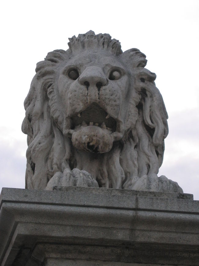 くさり橋の見張り番、ライオン像を通り越して、、、