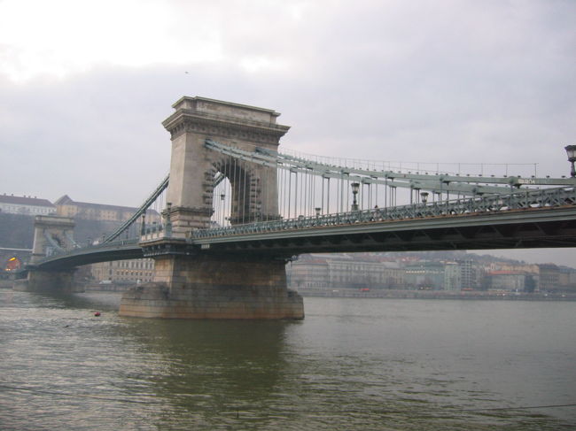 くさり橋の北側にある遊歩道にて腰を下ろし、これから始まる夕暮れショーを、じっくり観察です。