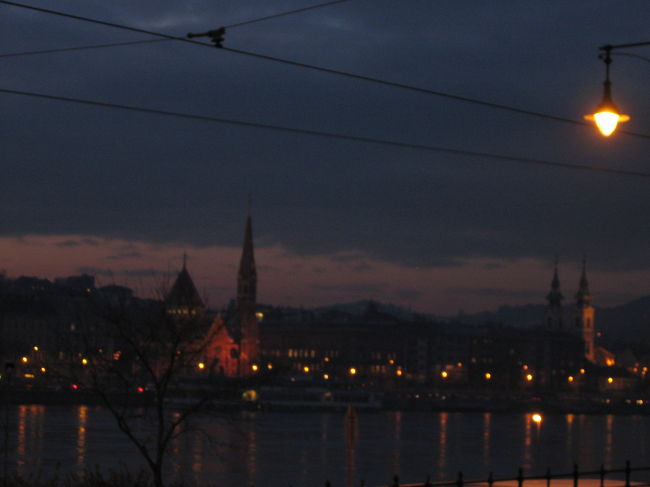 陽が落ちると、ブダペストの街は急激に真っ暗。