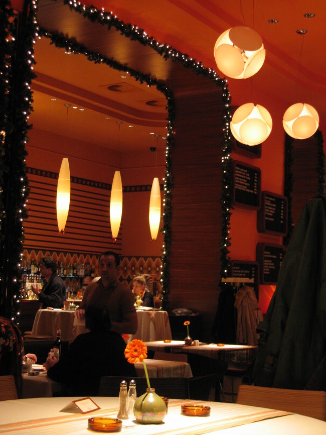 地元客で賑わってるMenza。<br /><br />大好きなカフェだけど、いつかは誰かと行ってみたいなぁ、とチョッピリ思いました。