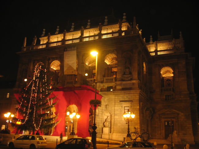 食後はアンドラシー通りをブラブラ。<br /><br />1年前よりもオシャレなお店がチラホラ増えてたり、オペラ座がこんな風にデコられてたり。