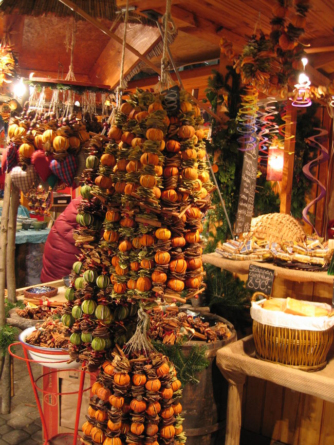 ブダペストのX'masマーケットだけで見かけた、謎の飾り。<br />よくよく見ると、乾燥したスパイスなどで作られています。<br /><br />何かの魔よけ対策でしょうか？？