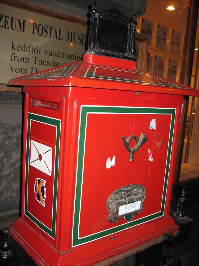 ヨーロッパでは珍しいような気がする、赤いポスト。