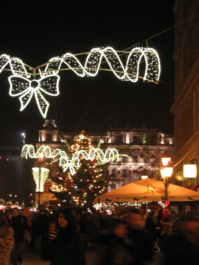 マーケットに繰り出した人々は、皆ホットワインを片手に賑わっている。<br /><br />私も混じりたいけど、コブレンツ事件以来、ホットワインの匂いだけで胸焼けが(泣)<br /><br />しかし何度(2度だけど)来ても見足りない街、ブダペスト。<br />また絶対来ようと、この時誓いました。<br /><br />国会議事堂を見学しに、そして夕暮れの瞬間を捕まえに。