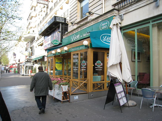 到着した夜､食事した｢ＬＥＯＮ｣<br />人生今まで食べたムール貝の倍の量を１食でクリア｡<br />あっさりとしていてなんぼでもいける｡地元民らしき人が食べていたのを真似して､最初に食べた殻を使って挟みながら食す｡なるほど食べやすい｡