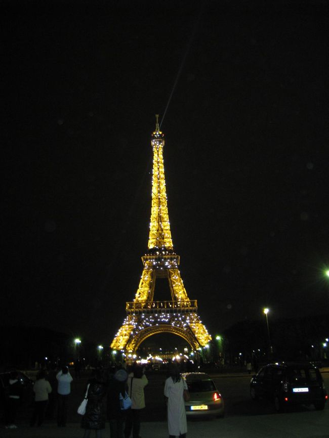 １１時､エッフェル塔のダイヤモンドフラッシュ開始｡<br />初日から飛ばしすぎたのでその日はお風呂も入らず就寝｡