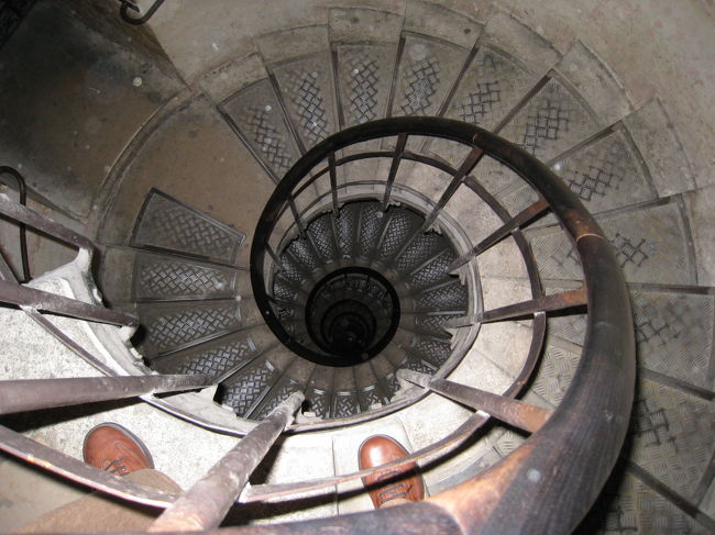 次は凱旋門｡<br />ひたすら螺旋階段を昇る｡