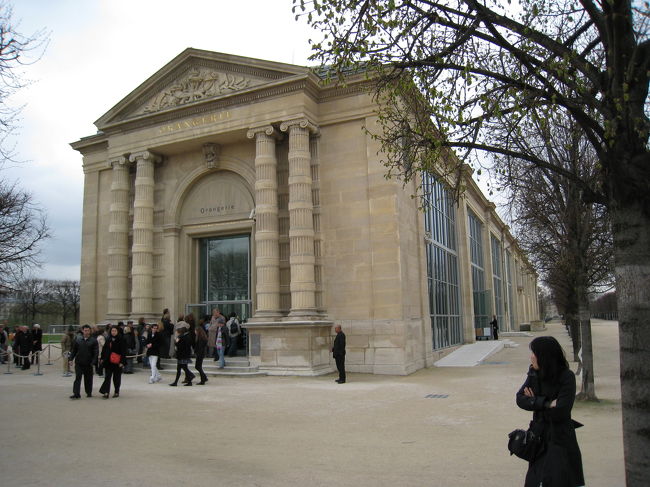 オランジュリーへ｡<br />一般入場は午後からとのことで､列に並んで待つ｡<br />パリミュージアムパスを持っていたので優先入場できました｡