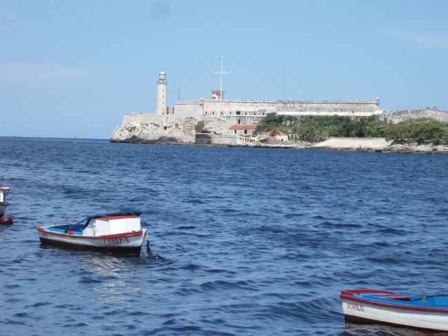 ハバナ旧市街から対岸のモロ要塞を望む