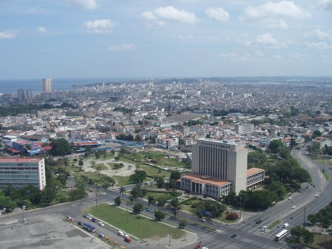 ホセ・マルティ記念塔から旧市街をながめます。<br />美しい景色ですが、町中は埃っぽくて空気が汚いです。