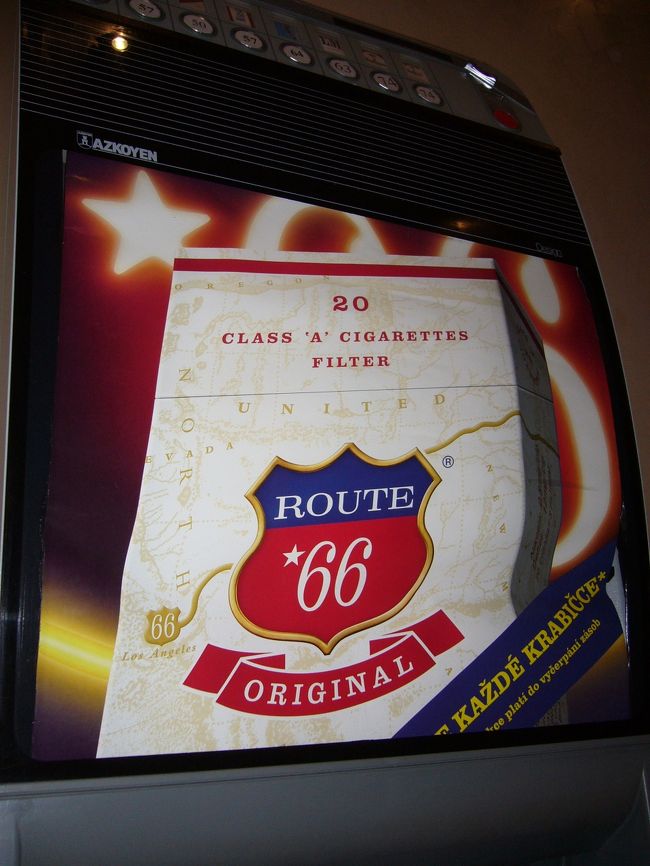 ホテルにあったタバコの自販機。<br />最初はドリンクの自販機かと思いました。<br />