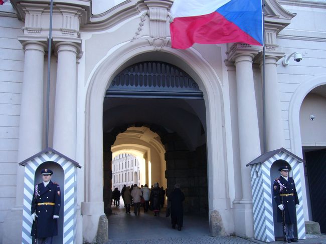 最初に入ったのは正門からではなかったけど、<br />こちらの西門にも衛兵さんがいました。<br /><br />