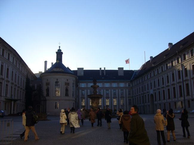 門をくぐり抜けて城内へ。<br /><br />城内には大聖堂や教会、博物館や美術館があり<br />見所満載。時間の関係で全部は見れなかったけど<br />どれも歴史があり見応えありました。<br /><br />ちなみに一般的にお城を見るというと、城内の部屋を<br />見るイメージですが、プラハ城は大聖堂等、各建物を<br />見て周る感じかも。