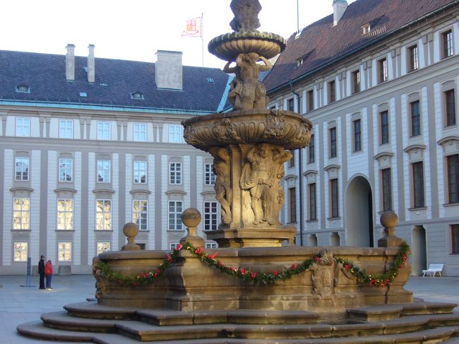 噴水。<br />（残念ながら冬のこの時期は水は止められて<br />いました。ただクリスマスの飾り付けがされていました）