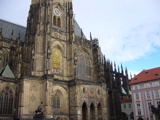聖ヴィート大聖堂。<br />城内で最も高くそびえる大聖堂は壮大な<br />ゴシック様式。<br />（残念ながらうまくカメラに収まりませんでした。）<br /><br />カレル４世の時代から増改築が繰り返され、<br />1929年に完成。