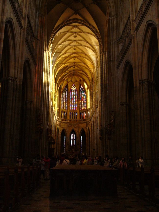聖ヴィート大聖堂の中へ。<br />薄暗いけど、厳粛な雰囲気。