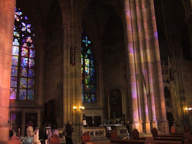 ステンドグラスを通して差し込んだ光が<br />とても綺麗に内部を照らしています。<br />幻想的な空間。