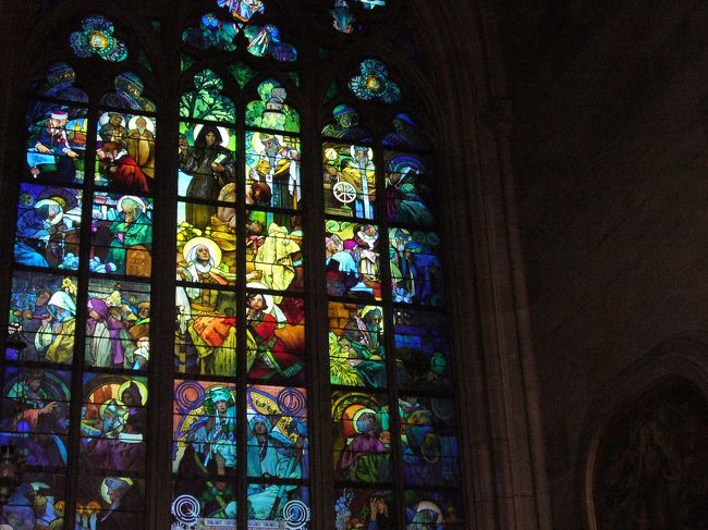 内部にはたくさんのステンドグラスがあります。<br /><br />中でも有名なのが、中へ入って左から３番目にある<br />このステンドグラス。<br />チェコの有名な芸術家、ムハの作品との事です。<br />写真ではうまく伝えられないけど、とても綺麗<br />でした。