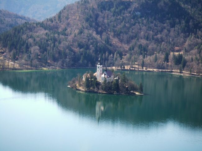 Ｂｌｅｄ城からみたＢｌｅｄ湖と<br />そこに浮かぶスロベニア唯一の島