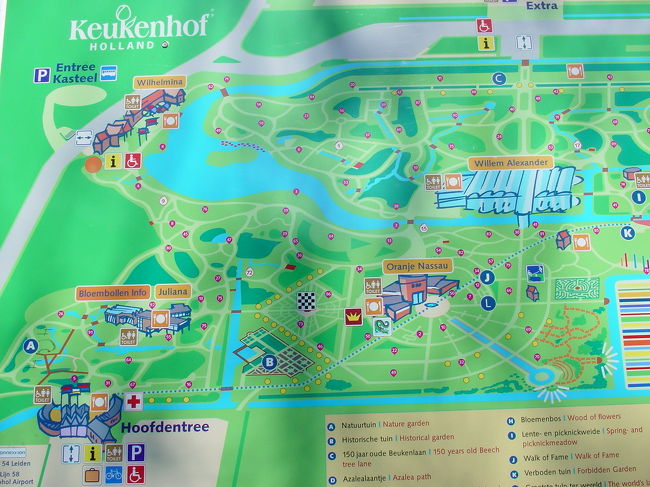 園内<br />マップは3ユーロ。トイレは40セント。<br />ぼったくりか！入場料高いのだからマップとトイレは無料にしたまえ！<br />でもマップはなくてもまわれるし、トイレも係りの娘っ子はおしゃべりしにどこかに行っちゃうから、払わなくても入れてしまう。