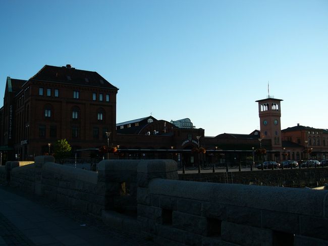 まだ暗い。。<br />早朝6時前についてしまったので。。。<br />ちょっと暗いです。<br />夜行列車は、ホテル代と日中の移動時間を浮かせ、かつ、貴重な列車泊という体験ができるので好きです！<br />でも、乗るまでの夜の待ち時間と、早朝に着いた時が困るなぁ〜〜<br /><br />余談。一人旅でＹＨに泊まるにもかかわらず、バックパックでなく小さなスーツケースで行った利点！<br />それは、駅での列車の待ち時間に、スーツケースをイスとして使えるってこと！楽ちんです。