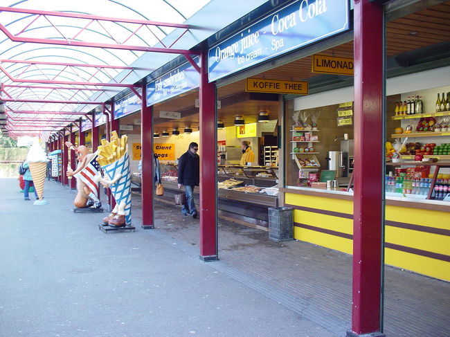 おいしそうなサンドウィッチ類が売ってました〜。