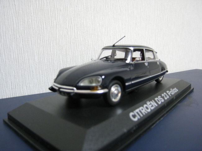 シャンゼリゼ通りにあるシトロエンのショールームで購入したＤＳ２３Ｐａｌｌａｓ｡<br />プジョーのショールームも有りましたが､ルノーは見当たりませんでした｡カングーが欲しかったのですが｡