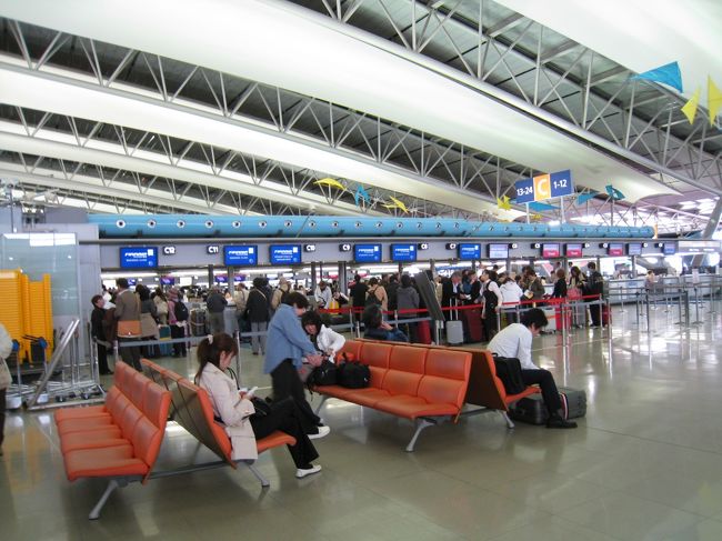 関西空港フィンランド航空のカウンターにて、チェックイン。