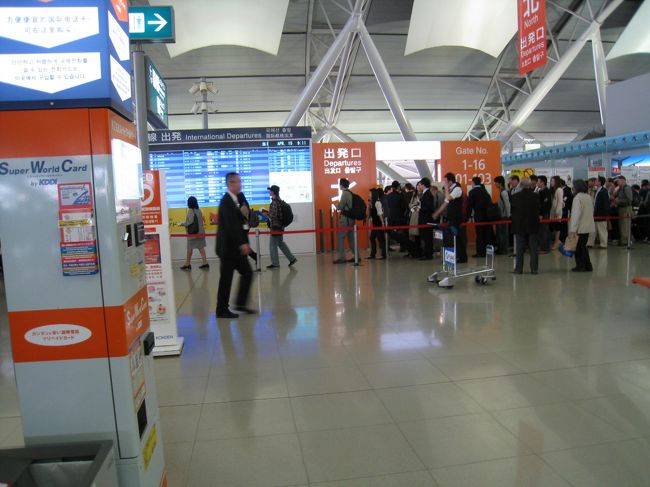 それでは、１１：００初のヘルシンキ行きの飛行機にて出発です。<br />長蛇の荷物検査の列に並び、荷物検査後、出国審査を終え、搭乗ゲートへ。<br />けっこう端のゲートのせいか、無人モノレールのようなものに乗って、搭乗ゲートへ向かいます。