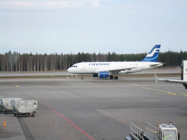 約１０時間のフライト後、ヘルシンキ空港にて。<br />遠くに見える木が、北欧を感じます。<br />飛行機おりる時、寒いかもと身構えましたが、空港内は快適でありました。<br />ヘルシンキ空港では、日本語の案内板があったり、日本語のアナウンスがあったりして、びっくりでした。<br />乗り継ぎの時間が短いので、急ぎぎみにパリ行きの飛行機のゲートへ。<br />ここでは、入国審査のあと、再び荷物チェックがありました。